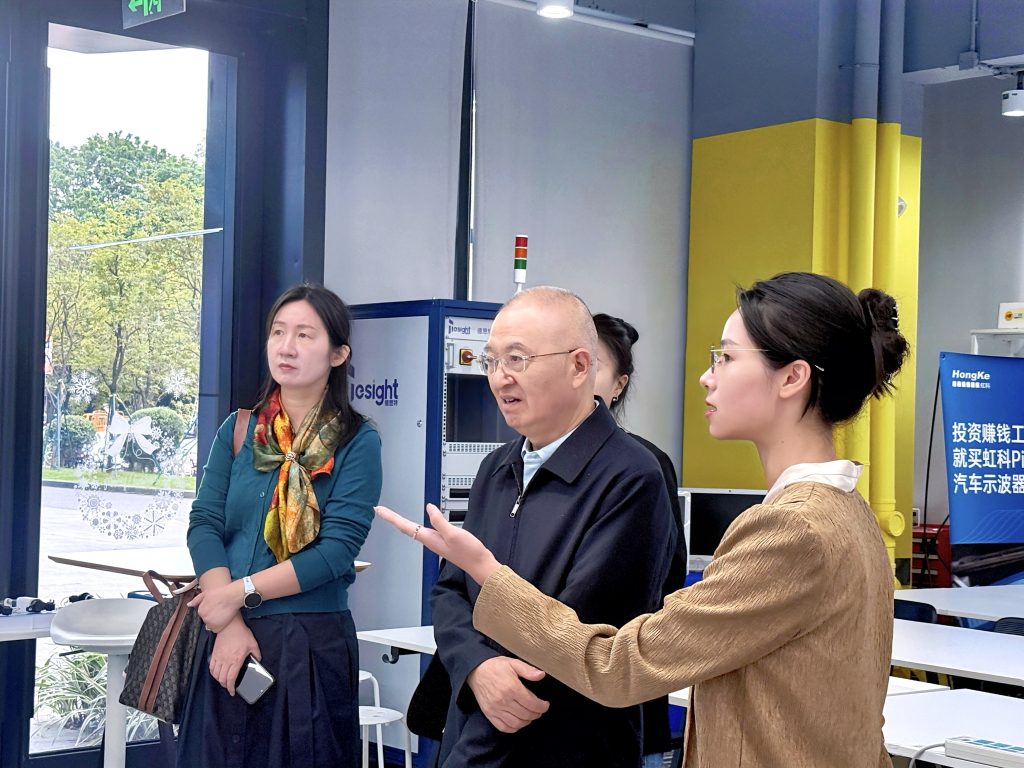 李善民教授一行参观虹科展厅（1）