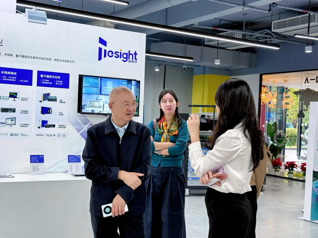 李善民教授一行参观虹科展厅（3）